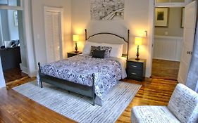 2 Bedroom Newly Renovated Townhome In Historic Savannah